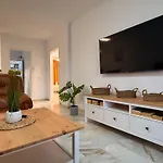 Good Vibes Siam View Апартаменти *